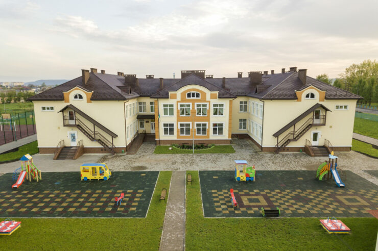 Demo skola no priekšpuses