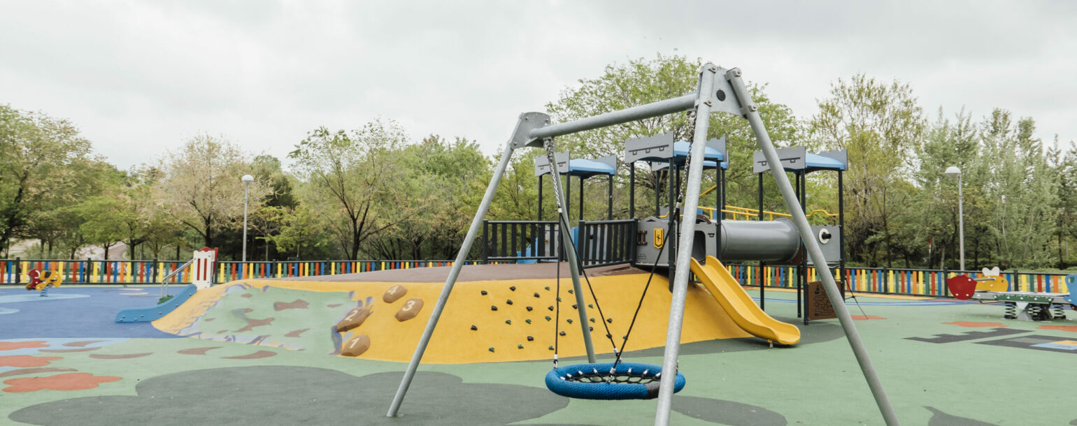 Bērnu spēļu laukums ar šūpolēm, slidkalniņiem un kāpelēšanas paaugstinājumiem