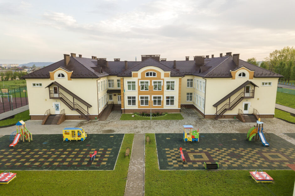 Demo skola no priekšpuses